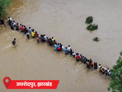 झारखंड के स्कूल में बाढ़, 162 बच्चे फंसे:सोशल मीडिया से खबर मिलने पर पुलिस ने बचाया; यमुनोत्री रूट पर बादल फटा, 2 मजदूरों की मौत