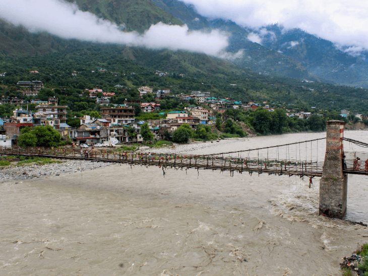 बारिश से उत्तराखंड-हिमाचल में तबाही, 20 PHOTOS:मनाली में हाईवे का हिस्सा बहा; राजस्थान के सरकारी अस्पताल में पानी घुसा