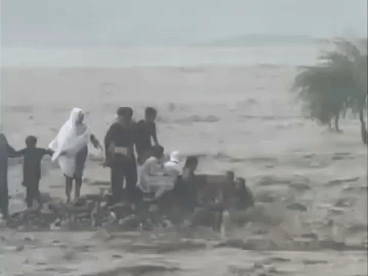 पाकिस्तान में बाढ़ से 17 की मौत:लाशों को कचरा गाड़ी में भरकर गए, मंत्री बोलीं- बचा नहीं पाए, इज्जत से घर तो पहुंचा देते