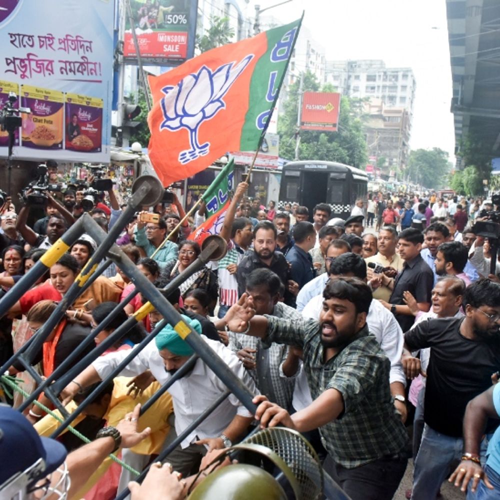 कोलकाता गैंगरेप- CCTV फुटेज से पुष्टि हुई:आरोपी छात्रा से जबर्दस्ती करते दिख रहे; SIT मेंबर्स की संख्या 5 से बढ़ाकर 9 की गई