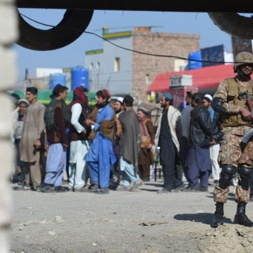 पाकिस्तान के खैबर प्रांत में सुसाइड अटैक:13 सैनिकों की मौत, 29 घायल; हमलावर विस्फोटकों से लदी गाड़ी लेकर फौजी काफिले से टकराया