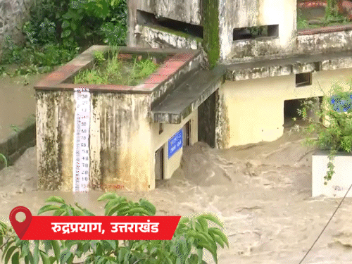 गुजरात के बनासकांठा में भारी बारिश, घरों में पानी घुसा:वाराणसी में हाईवे का 20 फीट हिस्सा धंसा, मंडी में लैंडस्लाइड, कई लोग बेघर; 9 PHOTOS