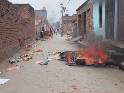 भिवानी में मुस्लिम परिवार के 2 घर फूंके:हमलावरों ने तोड़फोड़ की, बाइक को आग लगाई; पुलिस पहुंची तो पूरा परिवार भी लापता मिला