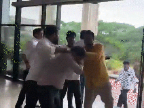 ओडिशा भाजपा नेता जगन्नाथ प्रधान गिरफ्तार:समर्थकों ने सरकारी अफसर को ऑफिस में घुसकर पीटा था, लात-घूंसे मारने का वीडियो वायरल हुआ