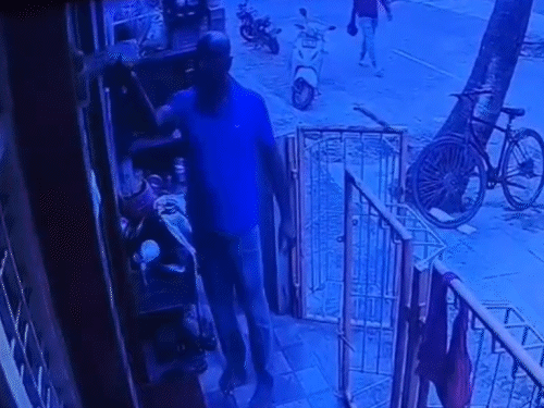 बेंगलुरु में शख्स ने रिश्तेदार के घर आग लगाई… VIDEO:उधार के 5 लाख रुपए मांगने से नाराज था; आरोपी पर FIR दर्ज