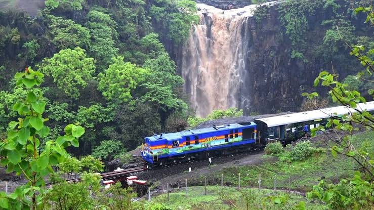 इंदौर मेट्रो का एक महीना: यात्री घटे, समय बदला, किराया बढ़ा; अब 500 भी नहीं कर रहे सफर