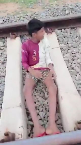 ओडिशा: 12 साल का बच्चा ट्रेन के नीचे लेटकर बना रहा था रील, वीडियो वायरल, GRP ने दर्ज किया मामला