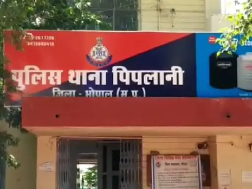 बेटे-बहू की दरिंदगी: मां की मौत के बाद पिता को बनाया बंधक, दी मानसिक और शारीरिक प्रताड़ना