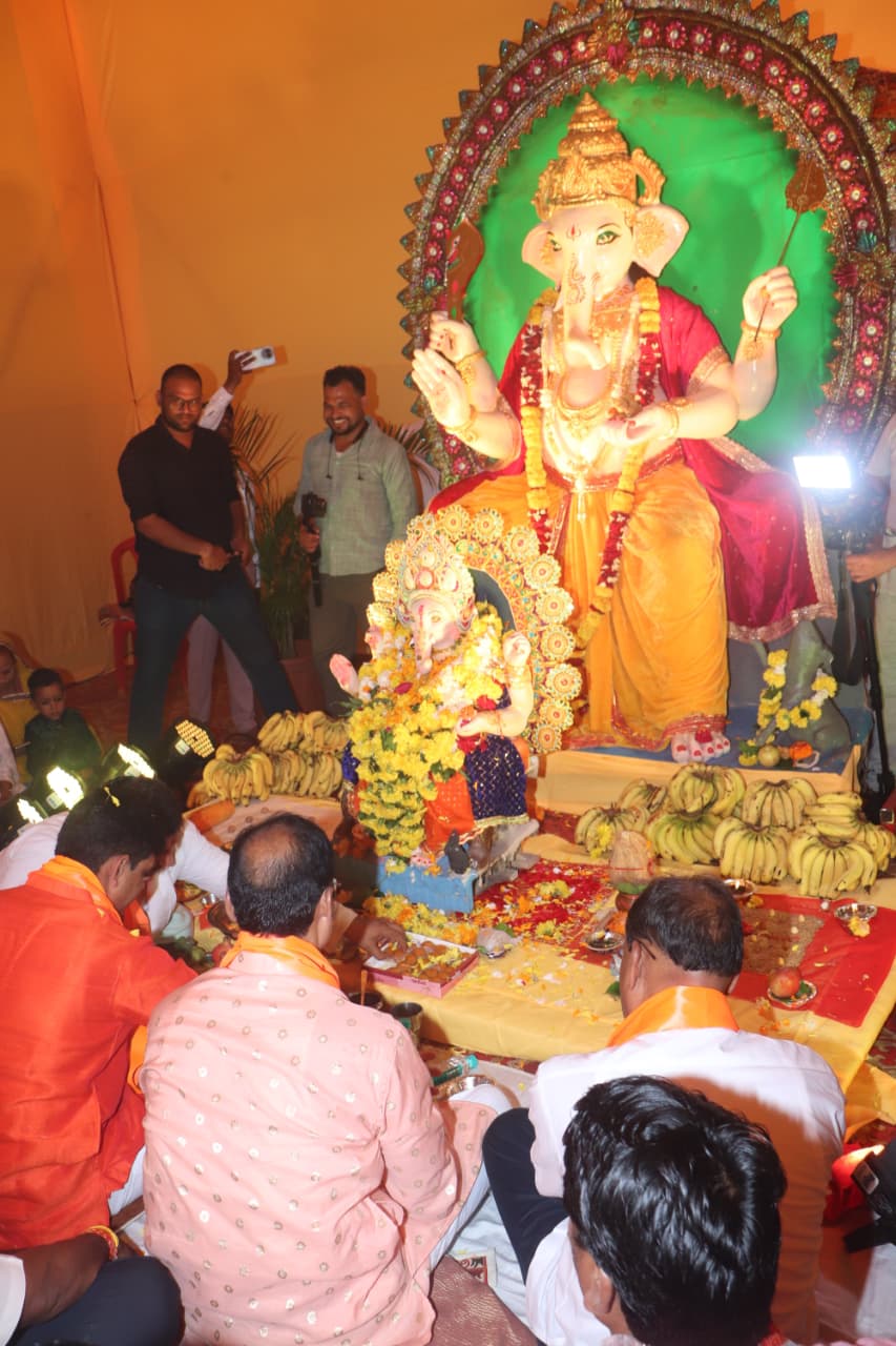 निगम मुख्यालय में विराजे श्री गजानंद गणेशजी, बैंड-बाजे के साथ हुआ स्वागत