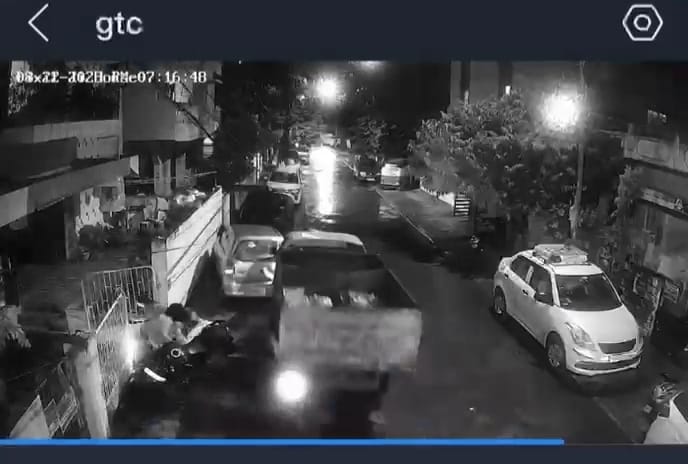 इंदौर में निगम वाहन की चपेट में आई महिला और बच्ची, CCTV फुटेज वायरल – शहर में बढ़ती लापरवाही पर सवाल