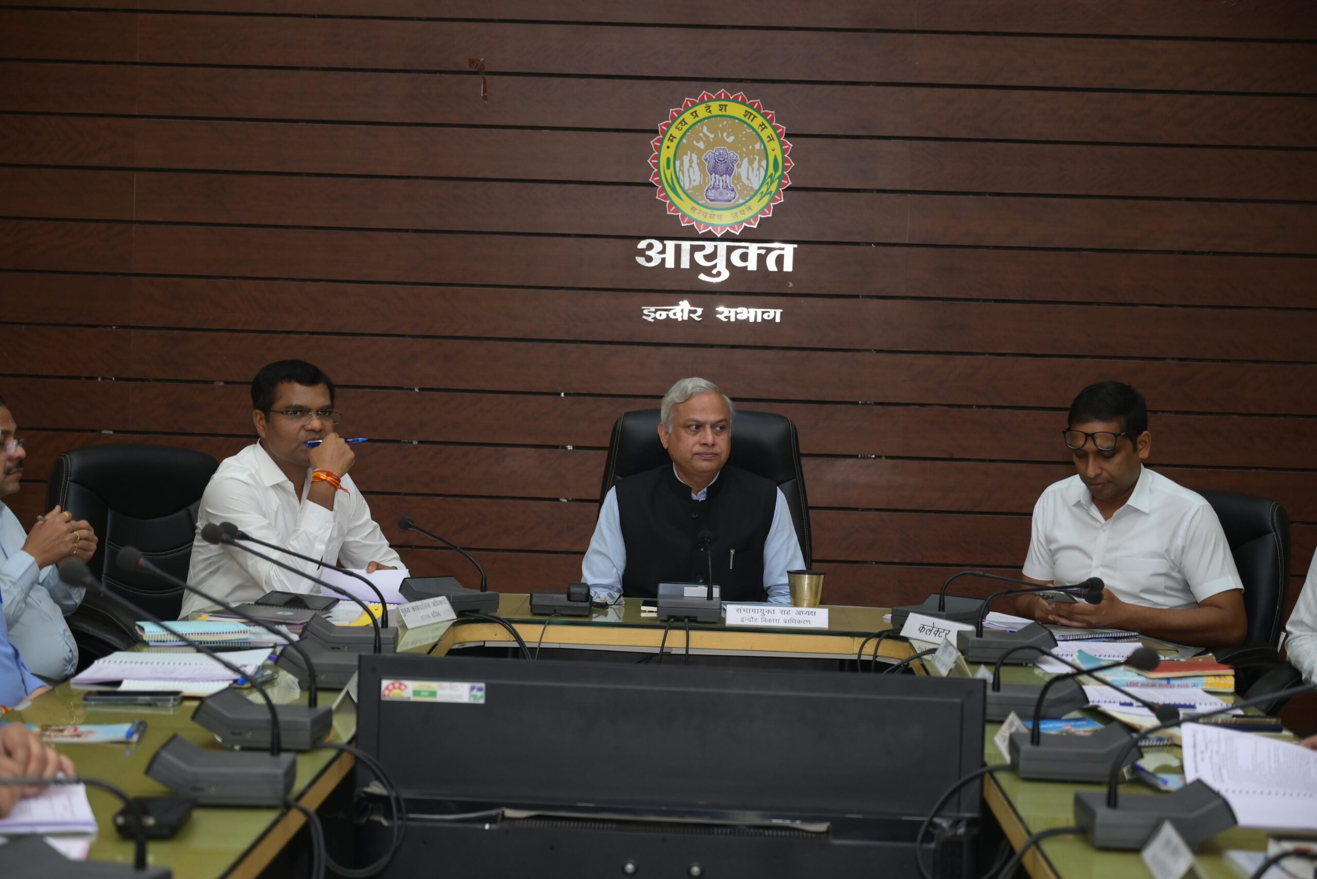 इंदौर विकास प्राधिकरण की बैठक में लिए गए बड़े फैसले, आवास निर्माण से लेकर सड़क और फ्लाईओवर तक कई परियोजनाओं को मिली मंजूरी