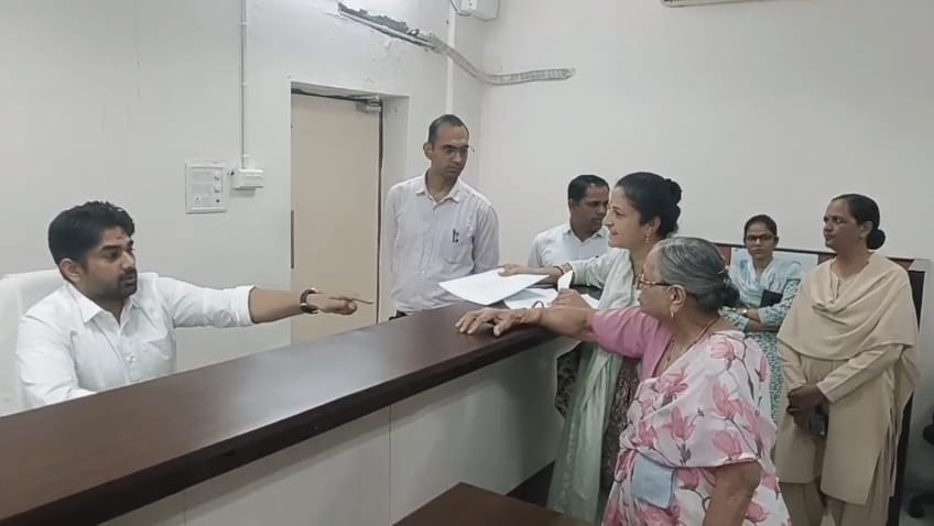 जनसुनवाई में ज़मीन और पारिवारिक विवादों की भरमार, आर्थिक सहायता के लिए भी आए कई आवेदन; अपर कलेक्टर ने त्वरित निराकरण के दिए निर्देश